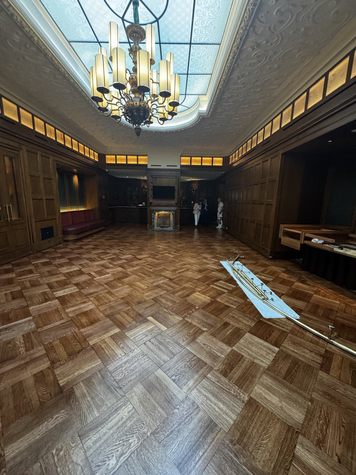 Salón del Club 27 del Hotel Palace con el parquet barnizado